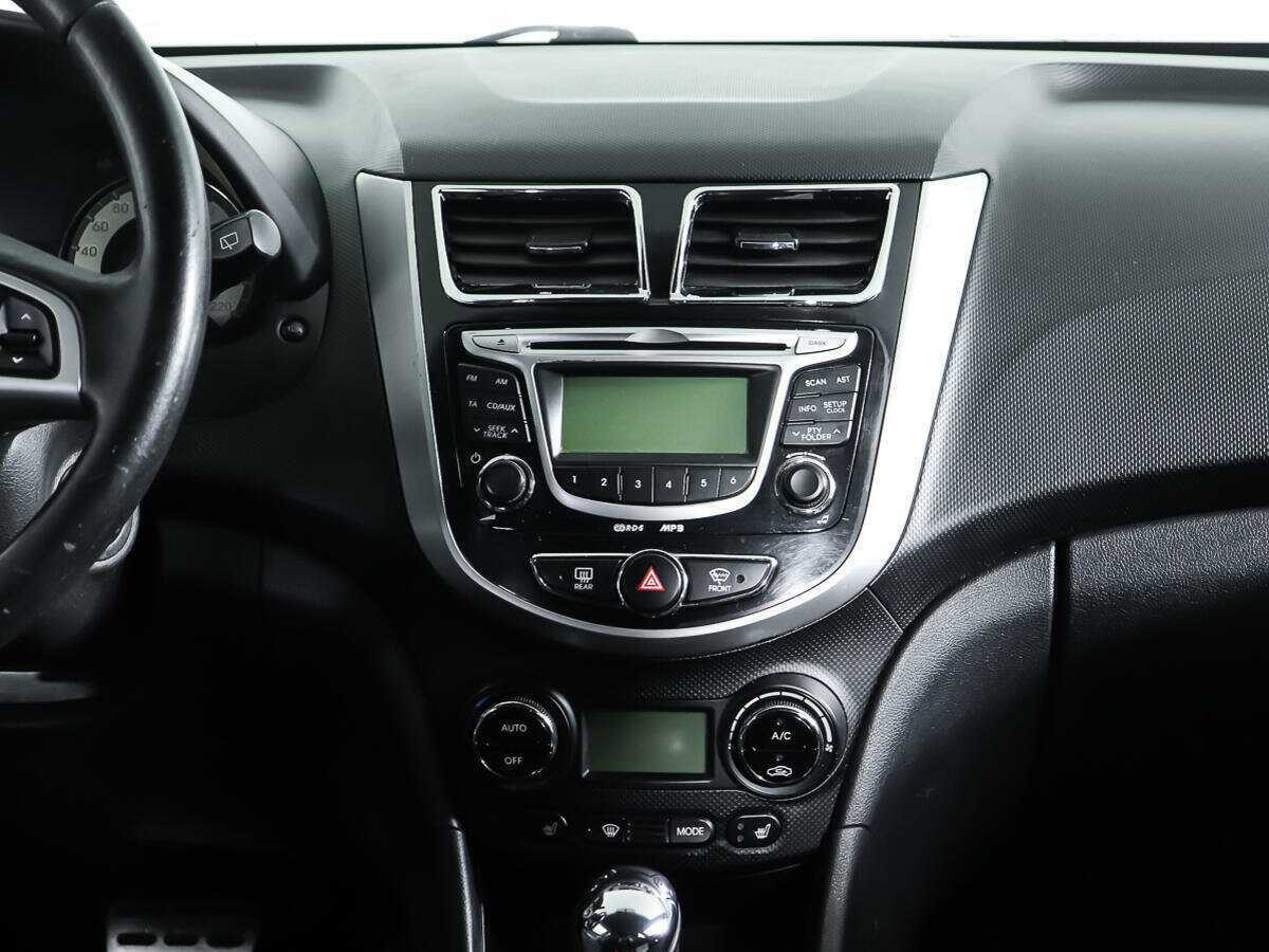 Hyundai Solaris с пробегом — 2012 год. Фото: #10
