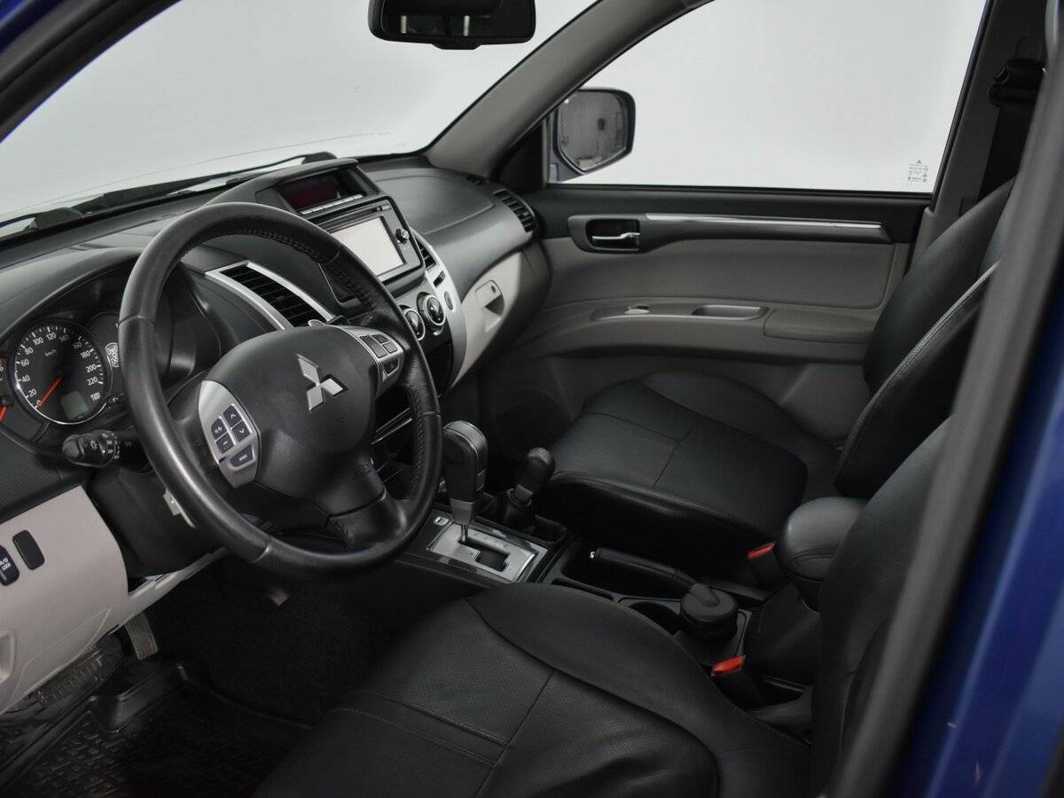 Mitsubishi Pajero Sport с пробегом — 2015 год. Фото: #7