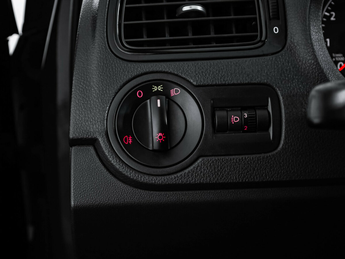 Volkswagen Polo с пробегом — 2018 год. Фото: #12