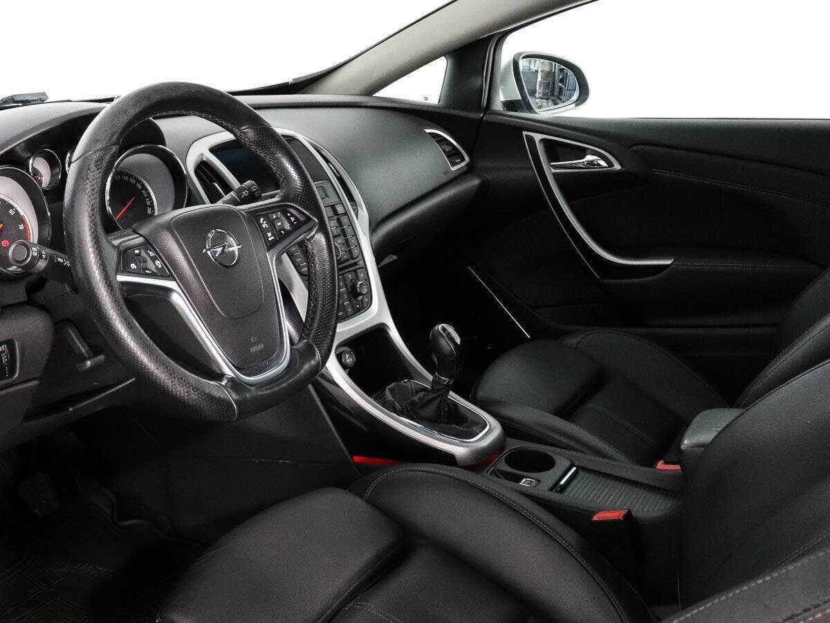 Opel Astra с пробегом — 2012 год. Фото: #9
