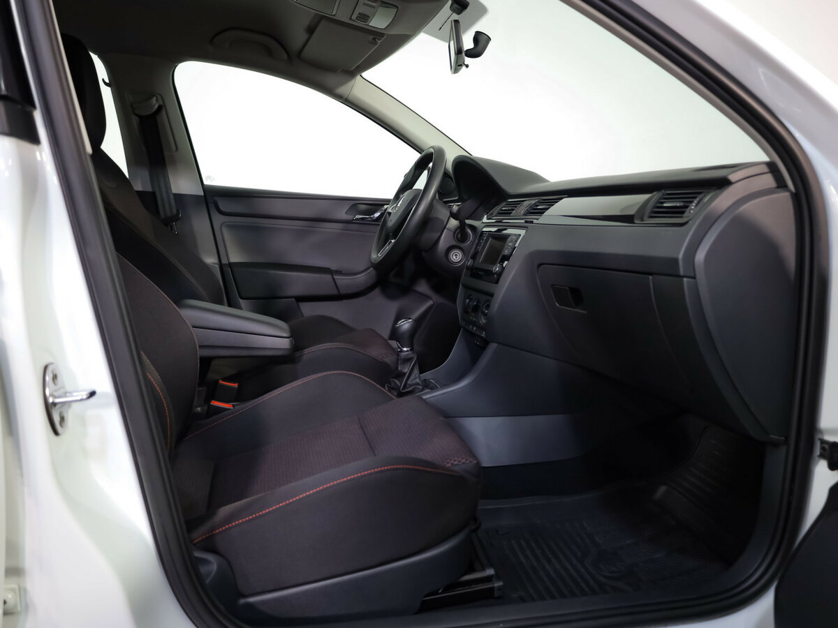 Skoda Rapid с пробегом — 2015 год. Фото: #13