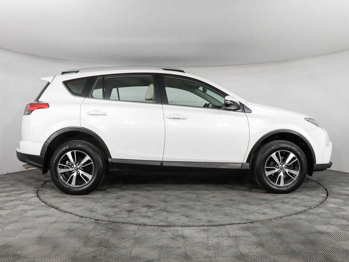 Toyota RAV4 с пробегом — 2017 год. Фото: #3