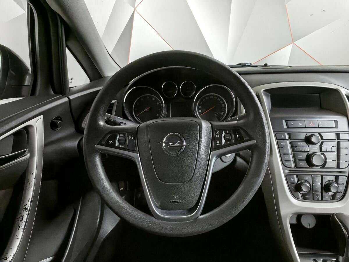 Opel Astra с пробегом — 2012 год. Фото: #12