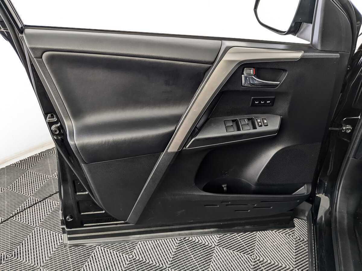 Toyota RAV4 с пробегом — 2017 год. Фото: #13
