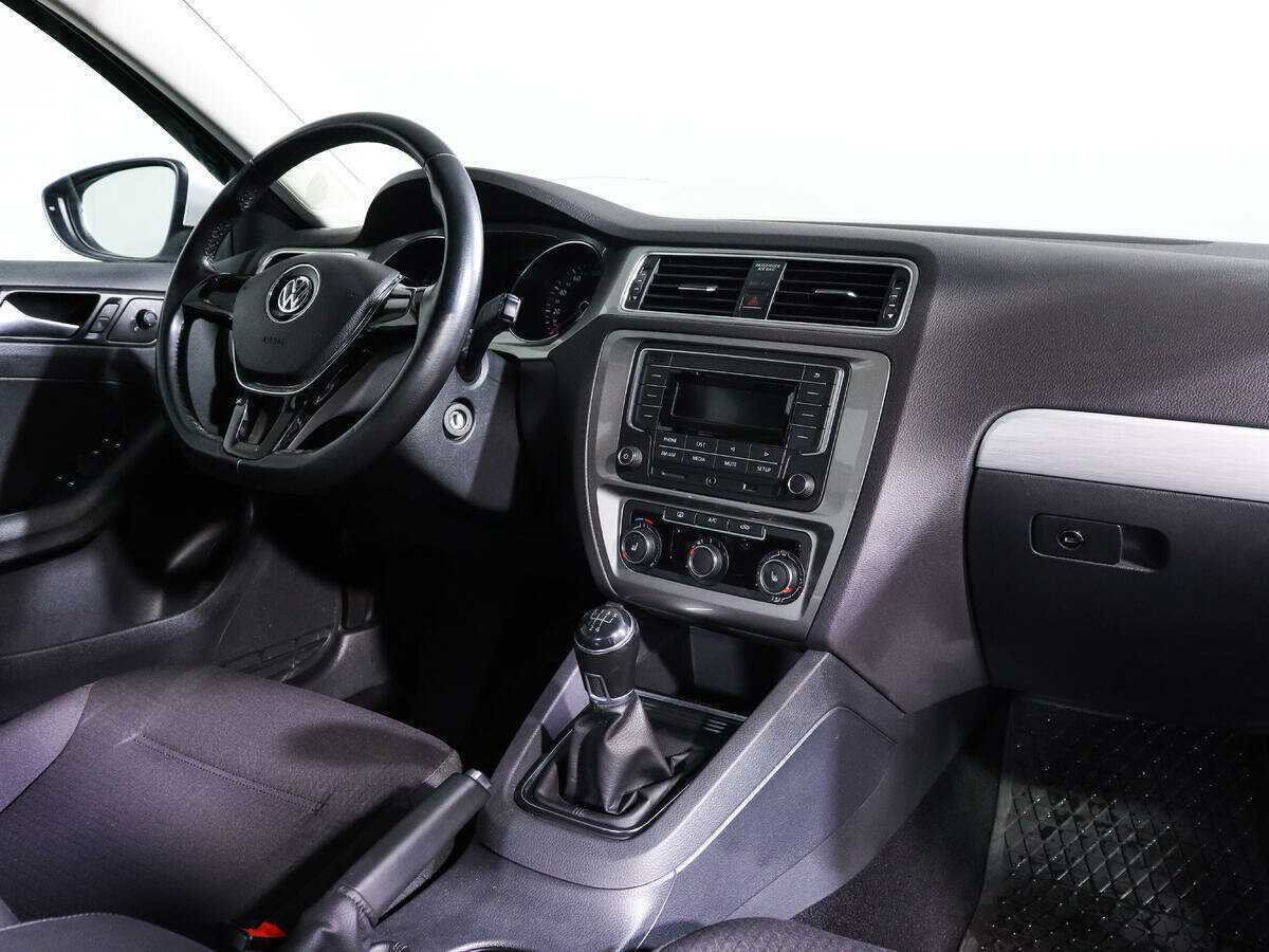 Volkswagen Jetta с пробегом — 2017 год. Фото: #6