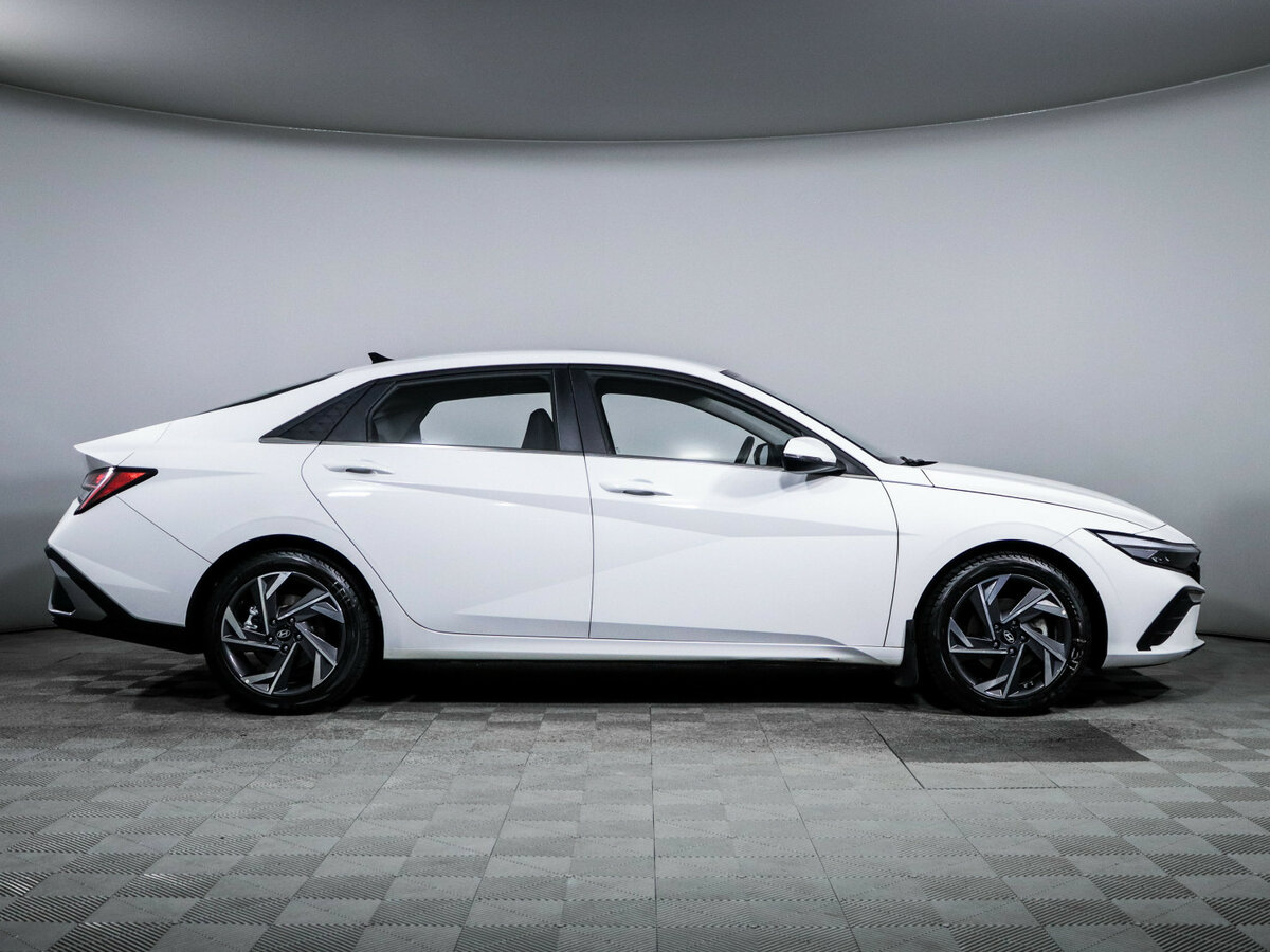 Hyundai Elantra с пробегом — 2023 год. Фото: #3