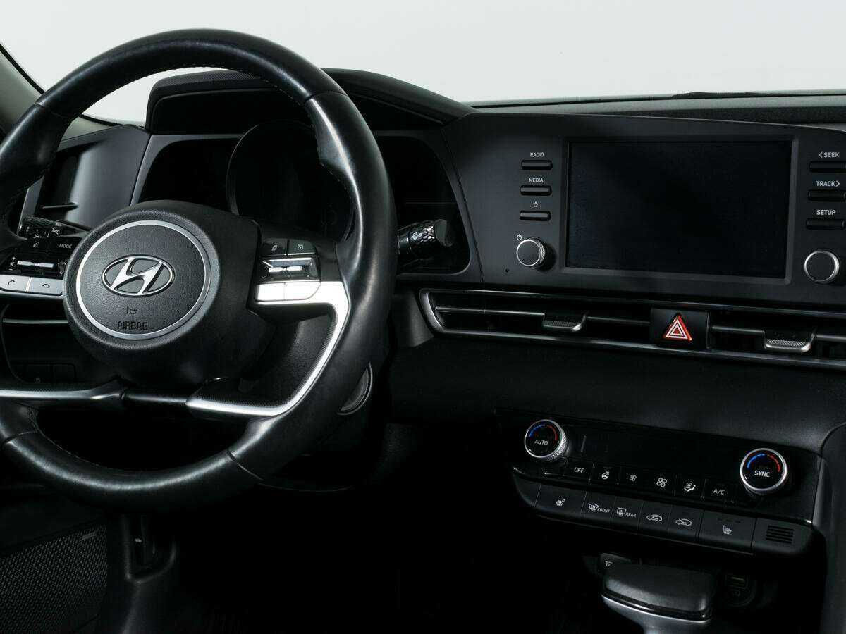 Hyundai Elantra с пробегом — 2021 год. Фото: #8