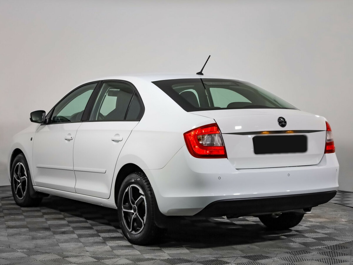 Skoda Rapid с пробегом — 2015 год. Фото: #5