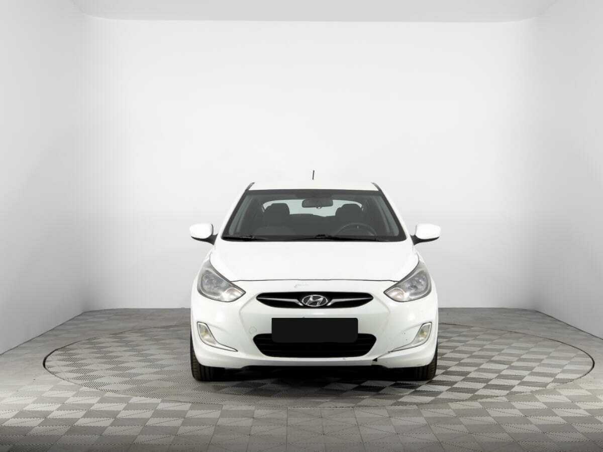 Hyundai Solaris с пробегом — 2012 год. Фото: #1