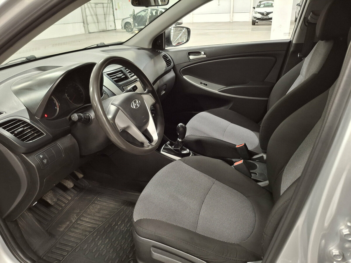 Hyundai Solaris с пробегом — 2014 год. Фото: #14