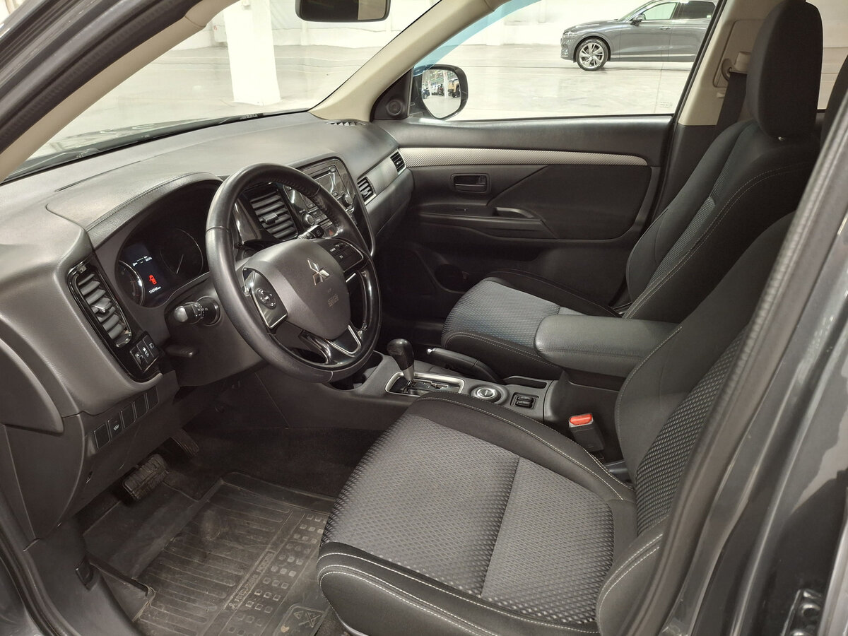 Mitsubishi Outlander с пробегом — 2015 год. Фото: #15