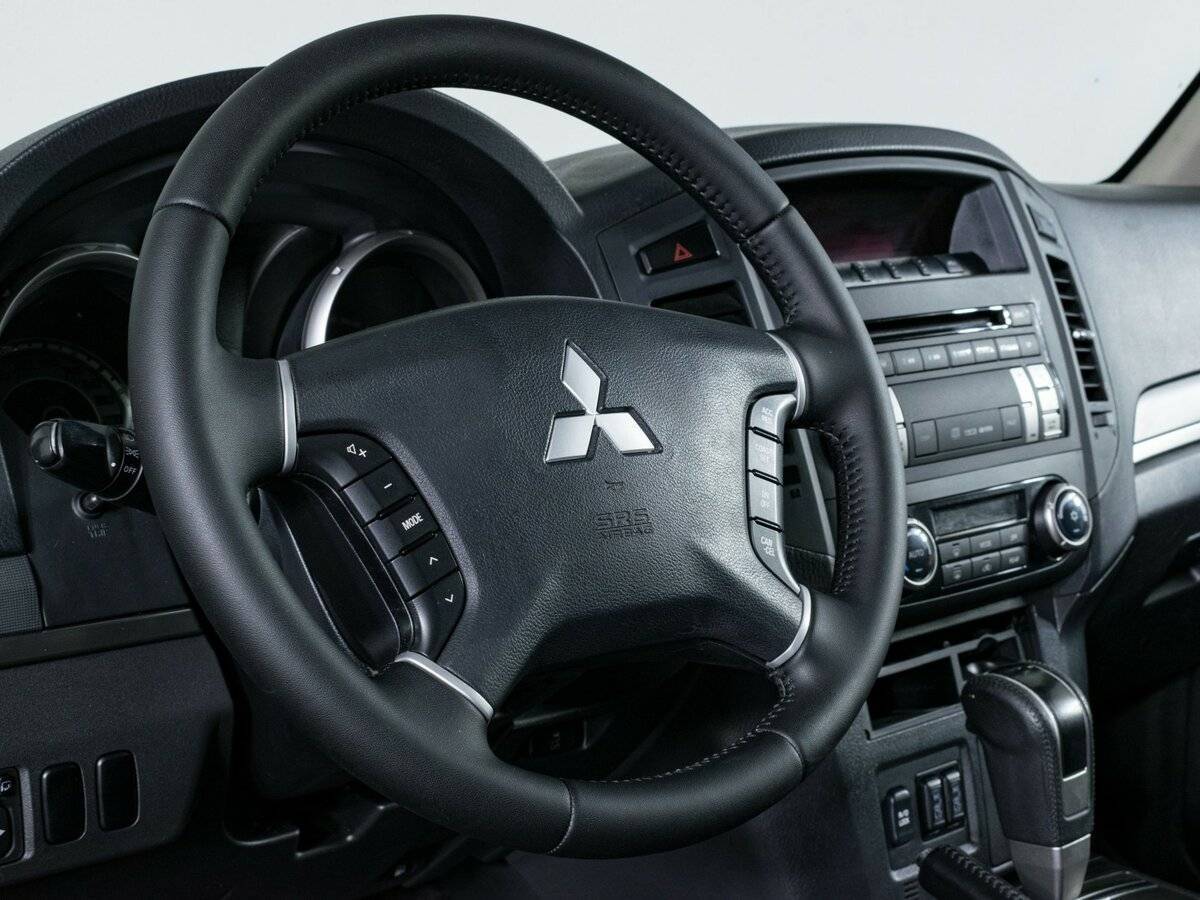 Mitsubishi Pajero с пробегом — 2013 год. Фото: #13