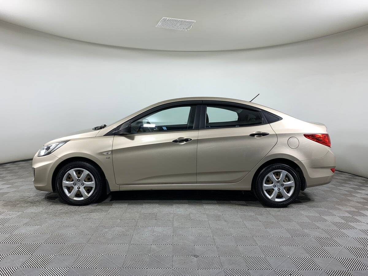 Hyundai Solaris с пробегом — 2012 год. Фото: #7