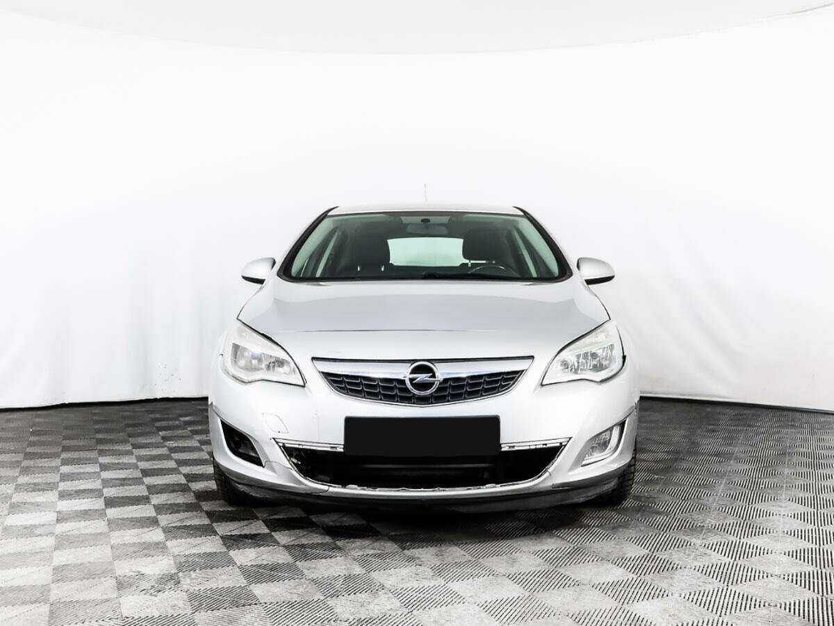Opel Astra с пробегом — 2012 год. Фото: #1