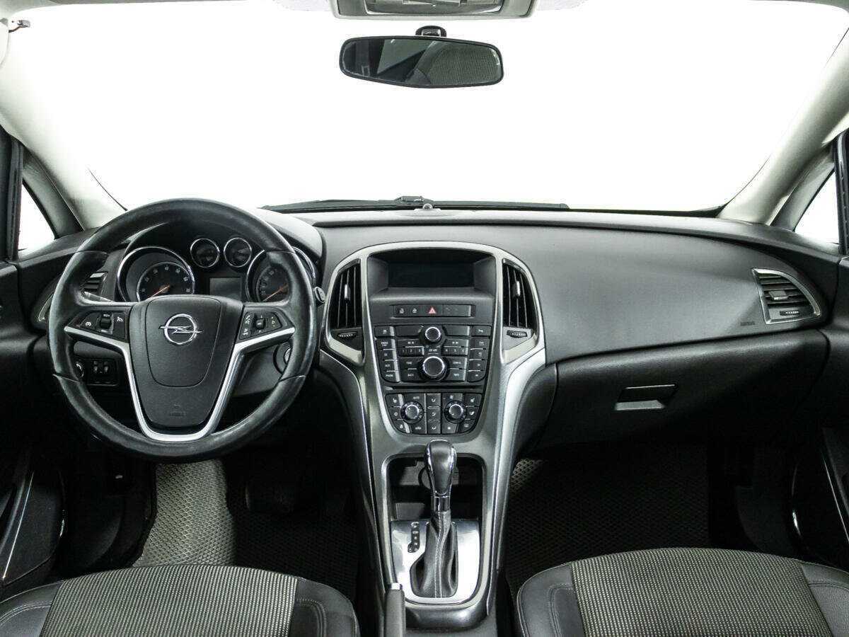 Opel Astra с пробегом — 2012 год. Фото: #12