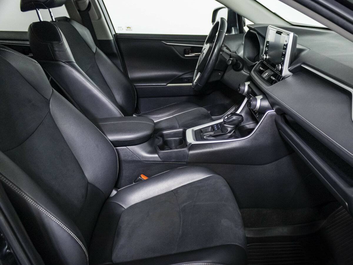Toyota RAV4 с пробегом — 2021 год. Фото: #7