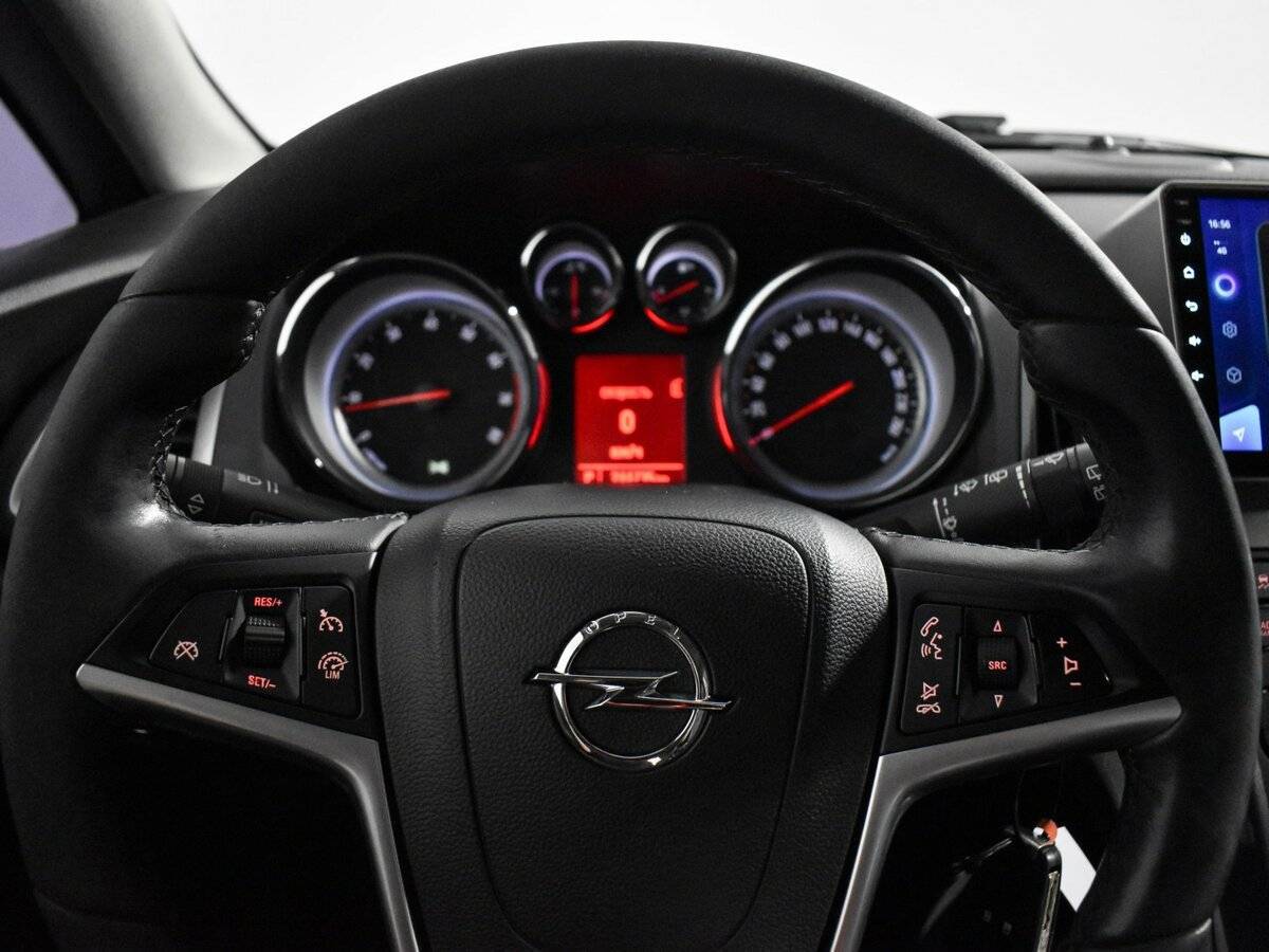 Opel Astra с пробегом — 2013 год. Фото: #13