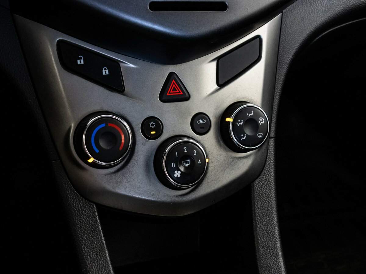Chevrolet Aveo с пробегом — 2014 год. Фото: #12