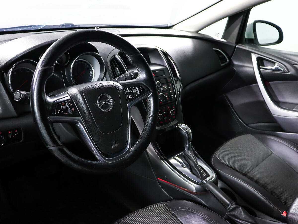 Opel Astra с пробегом — 2013 год. Фото: #11