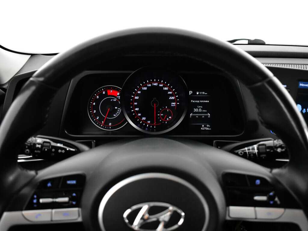 Hyundai Elantra с пробегом — 2021 год. Фото: #10