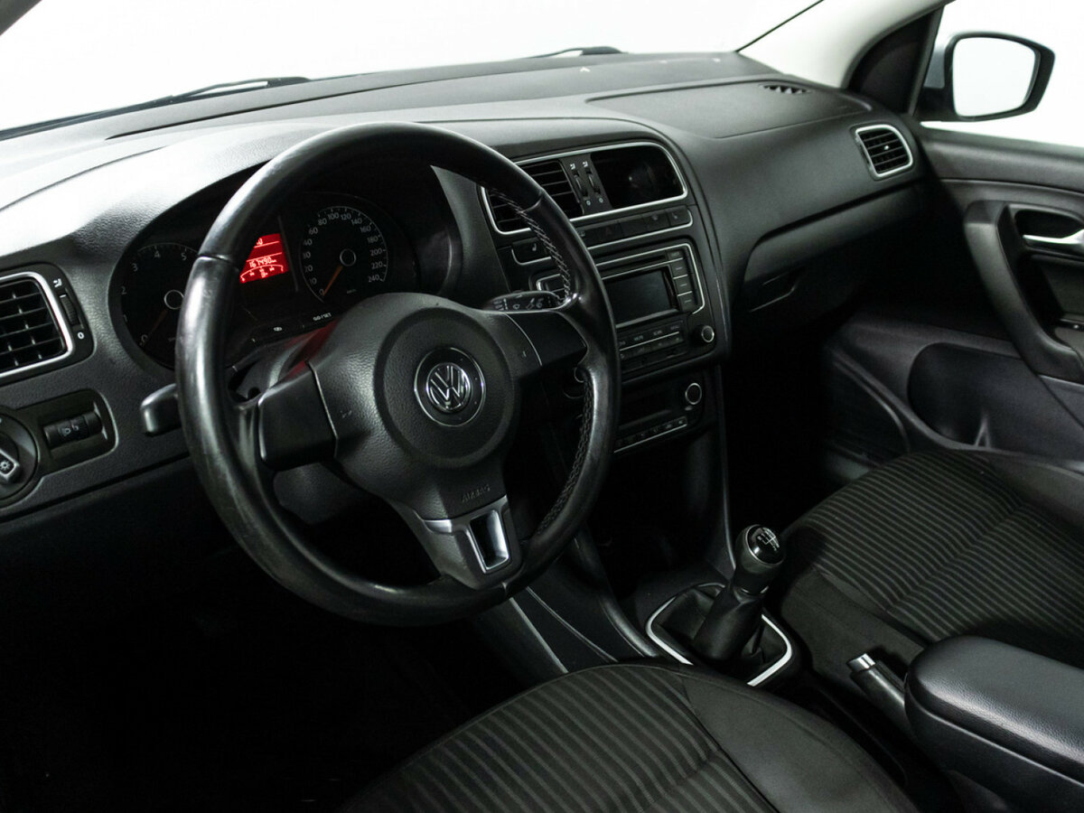 Volkswagen Polo с пробегом — 2013 год. Фото: #10