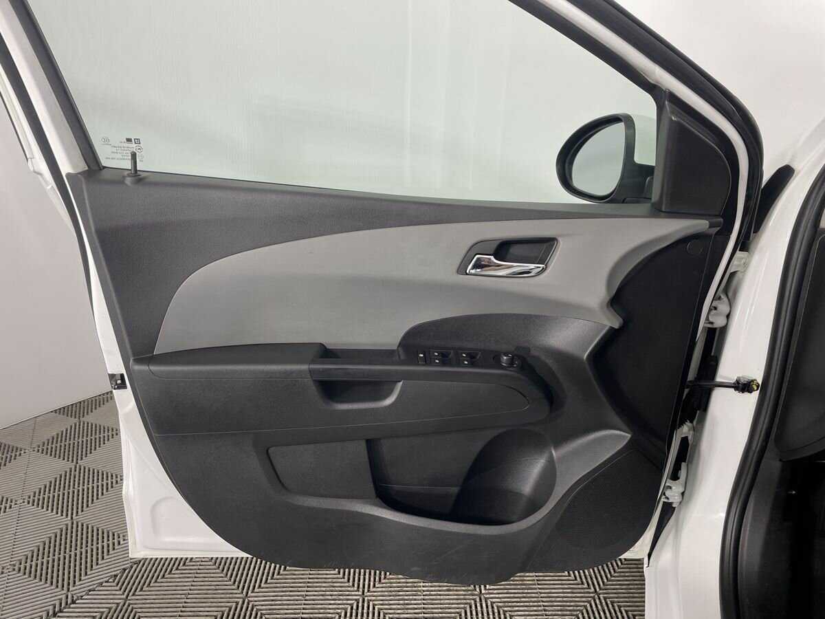 Chevrolet Aveo с пробегом — 2014 год. Фото: #6
