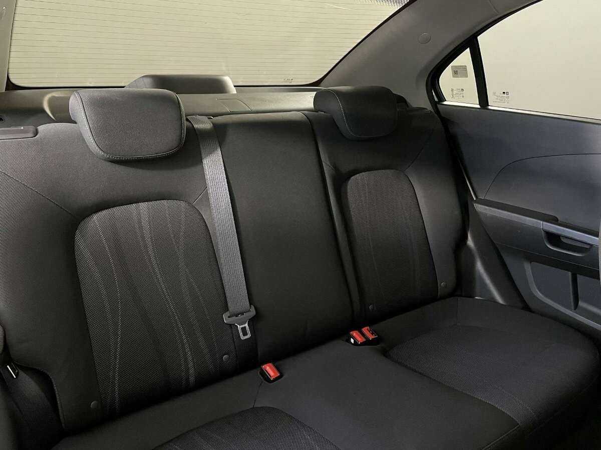 Chevrolet Aveo с пробегом — 2015 год. Фото: #12