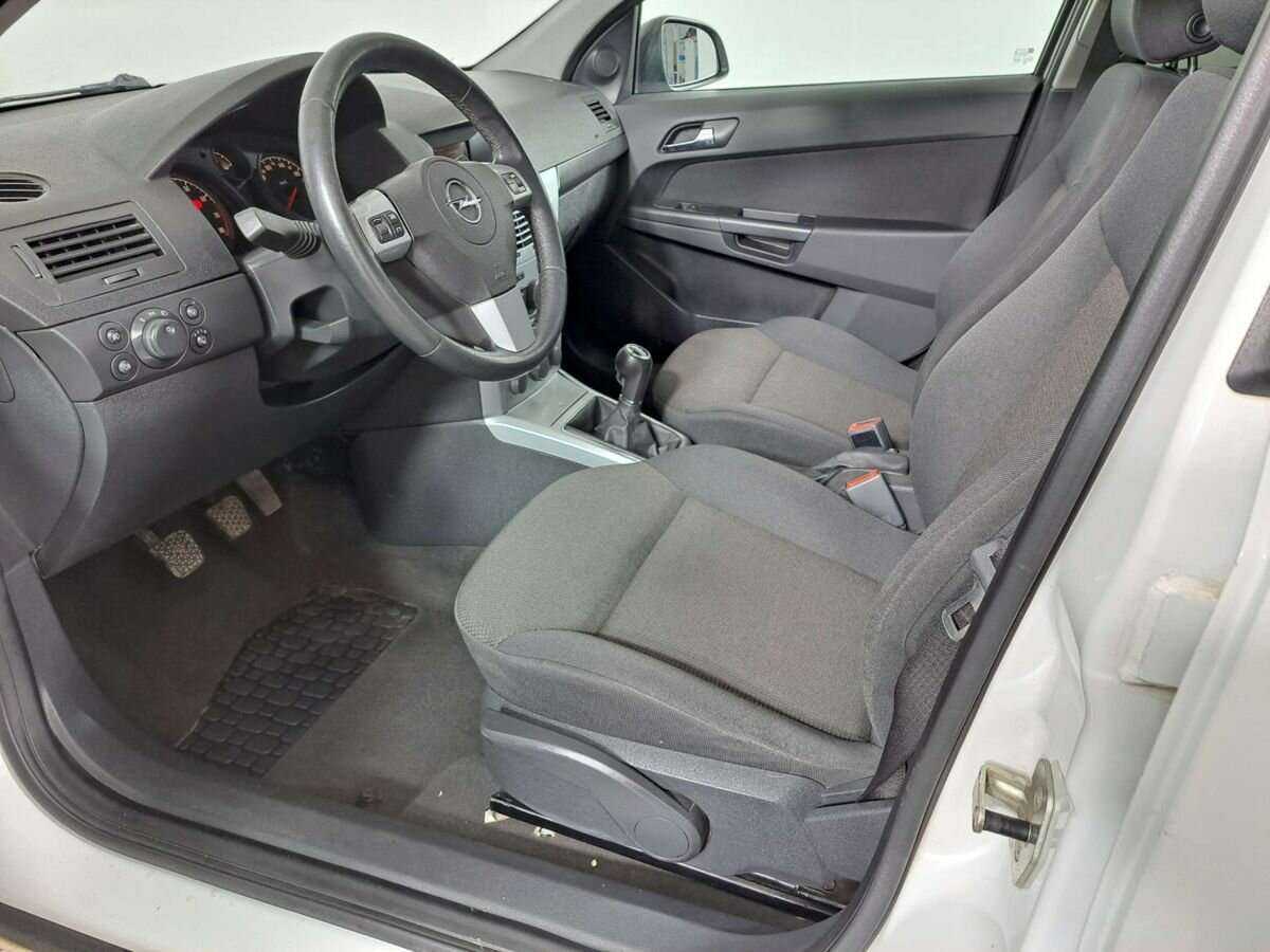 Opel Astra с пробегом — 2012 год. Фото: #13