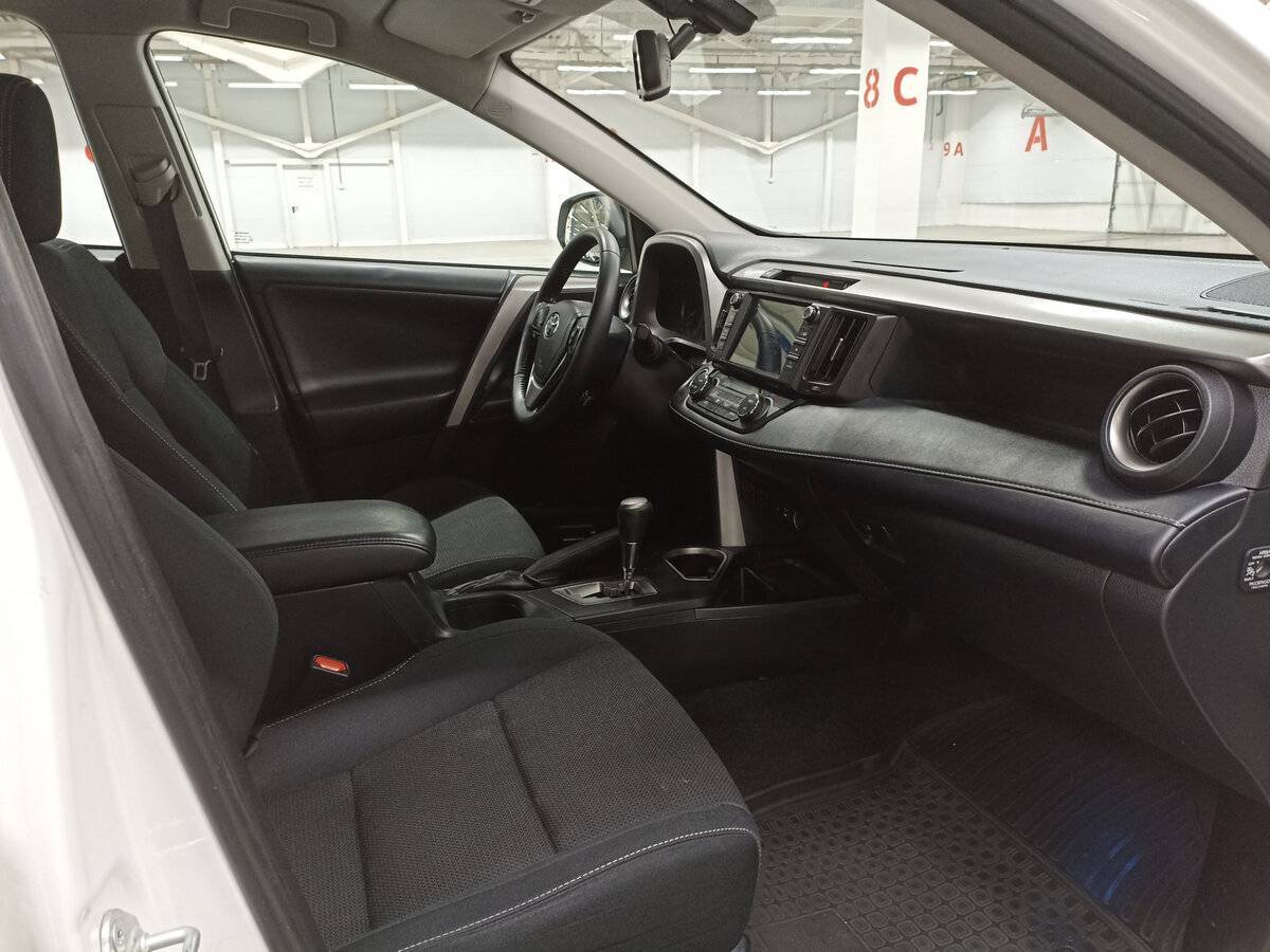 Toyota RAV4 с пробегом — 2017 год. Фото: #10