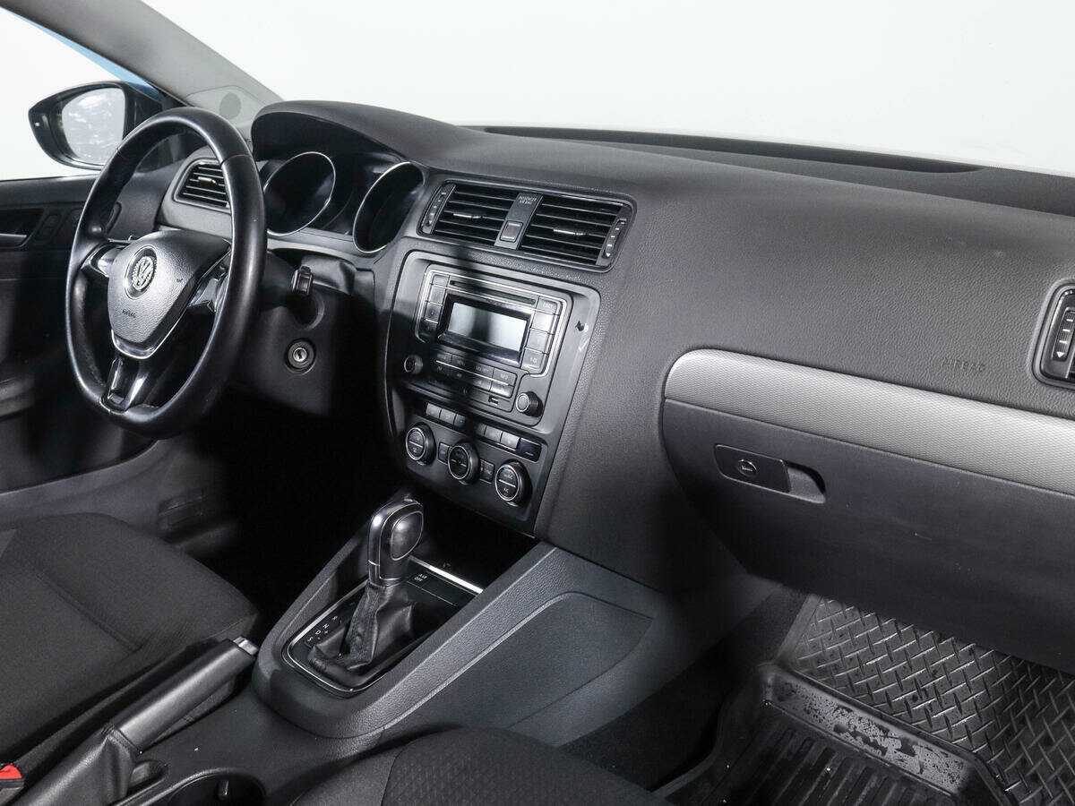 Volkswagen Jetta с пробегом — 2015 год. Фото: #6