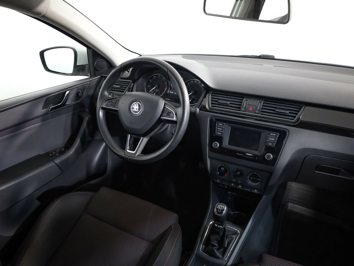 Skoda Rapid с пробегом — 2015 год. Фото: #6