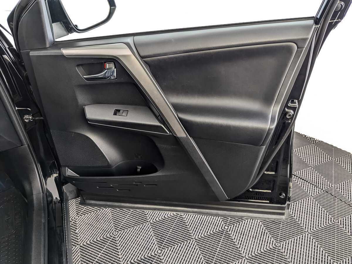 Toyota RAV4 с пробегом — 2017 год. Фото: #18