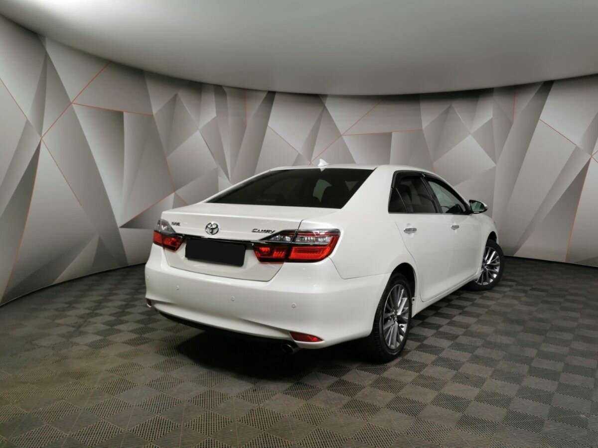 Toyota Camry с пробегом — 2016 год. Фото: #1