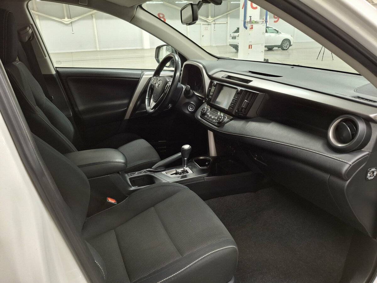 Toyota RAV4 с пробегом — 2016 год. Фото: #10