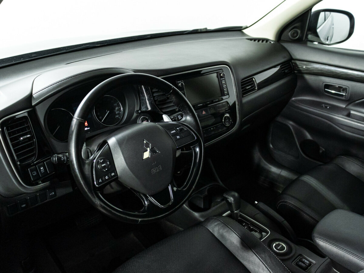 Mitsubishi Outlander с пробегом — 2015 год. Фото: #8