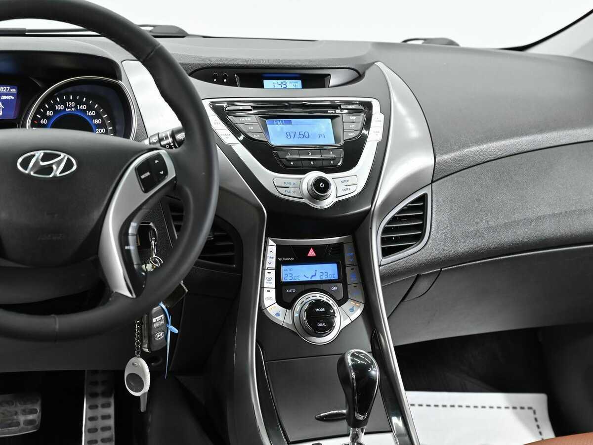 Hyundai Elantra с пробегом — 2012 год. Фото: #8