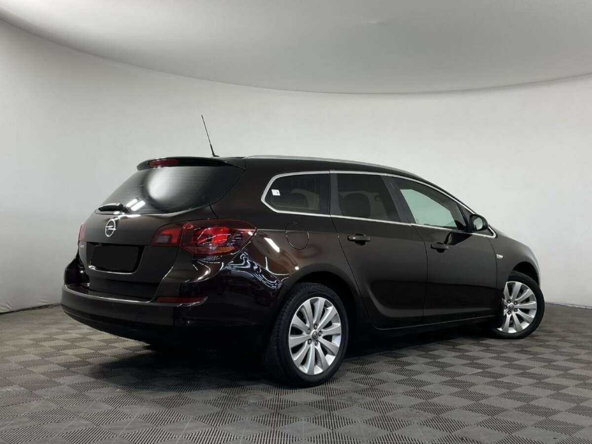 Opel Astra с пробегом — 2012 год. Фото: #5