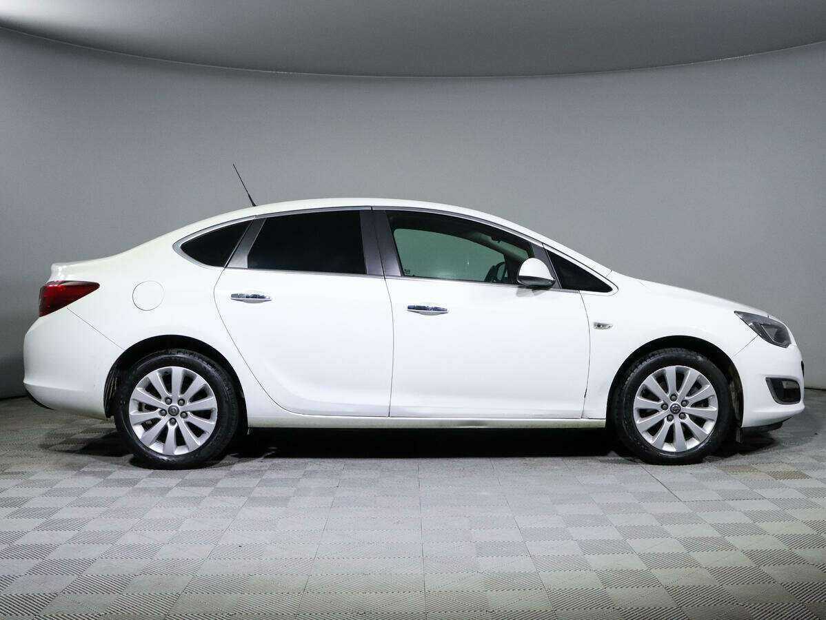 Opel Astra с пробегом — 2013 год. Фото: #3