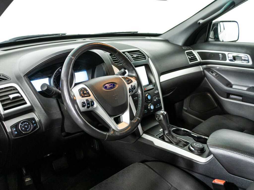Ford Explorer с пробегом — 2015 год. Фото: #10