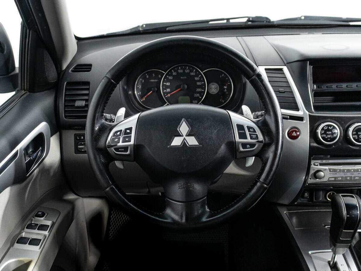 Mitsubishi Pajero Sport с пробегом — 2012 год. Фото: #12