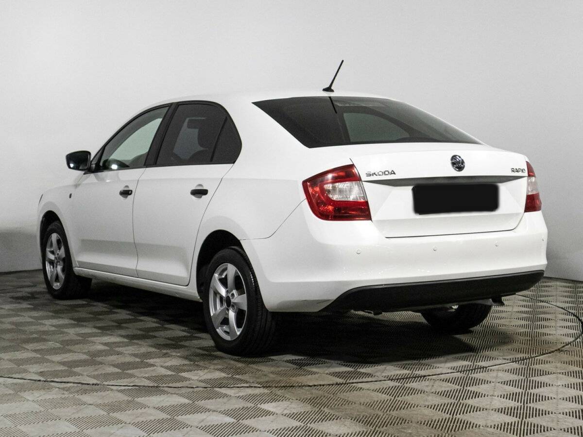 Skoda Rapid с пробегом — 2015 год. Фото: #6
