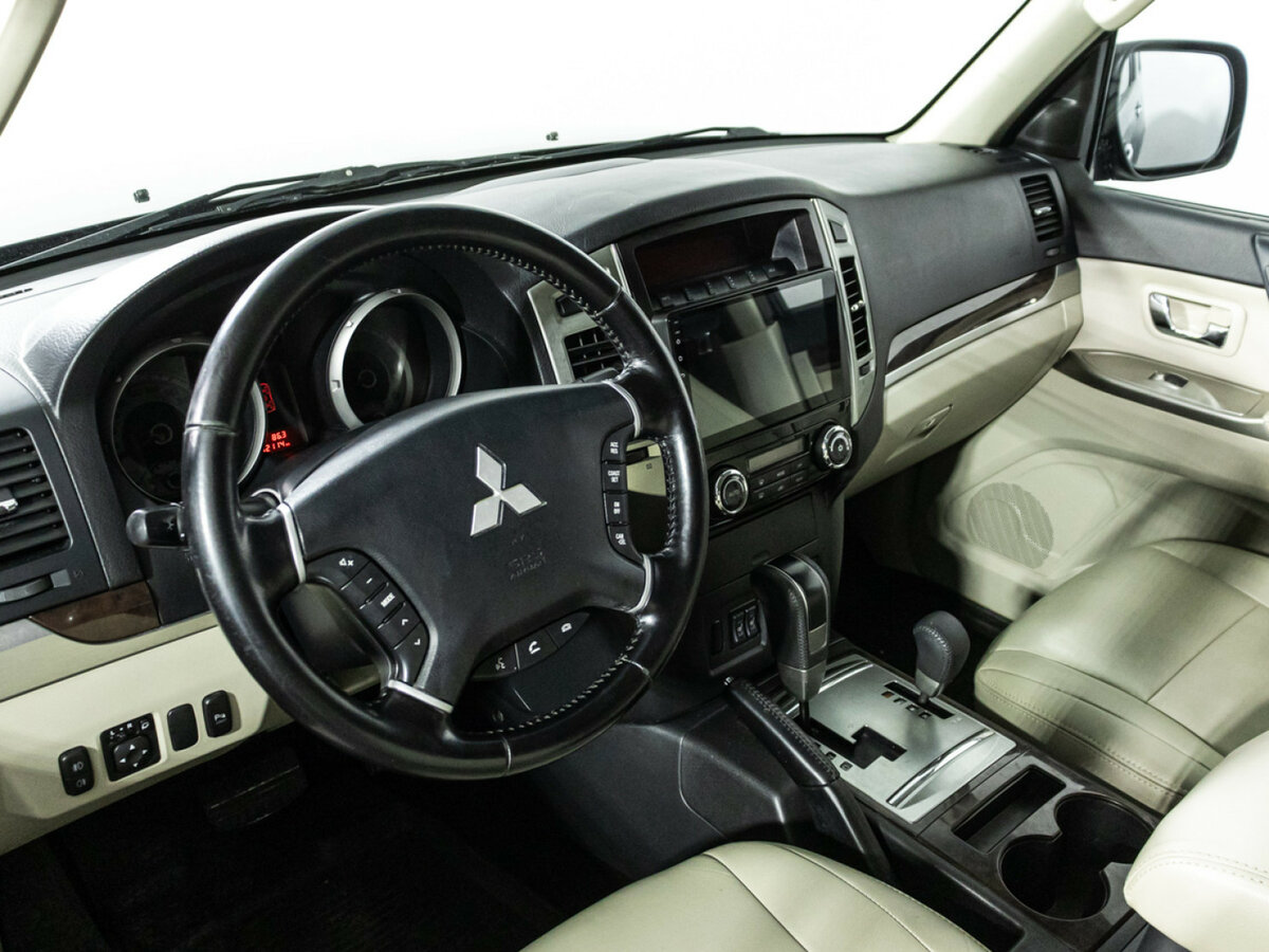 Mitsubishi Pajero с пробегом — 2017 год. Фото: #8