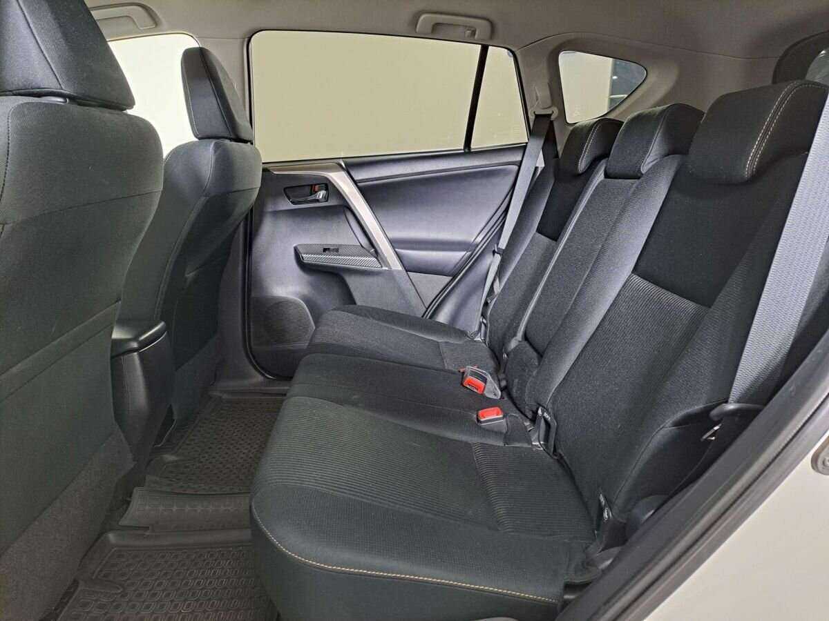 Toyota RAV4 с пробегом — 2014 год. Фото: #9