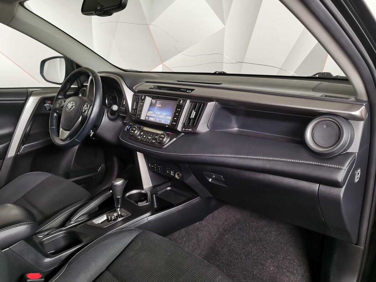 Toyota RAV4 с пробегом — 2018 год. Фото: #8