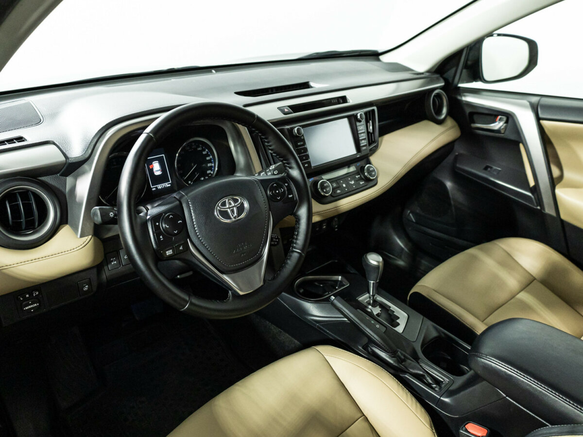 Toyota RAV4 с пробегом — 2017 год. Фото: #8