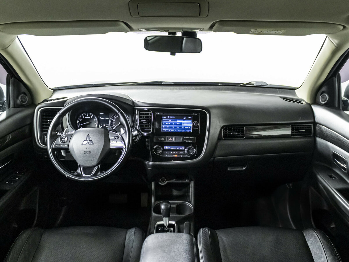 Mitsubishi Outlander с пробегом — 2015 год. Фото: #11