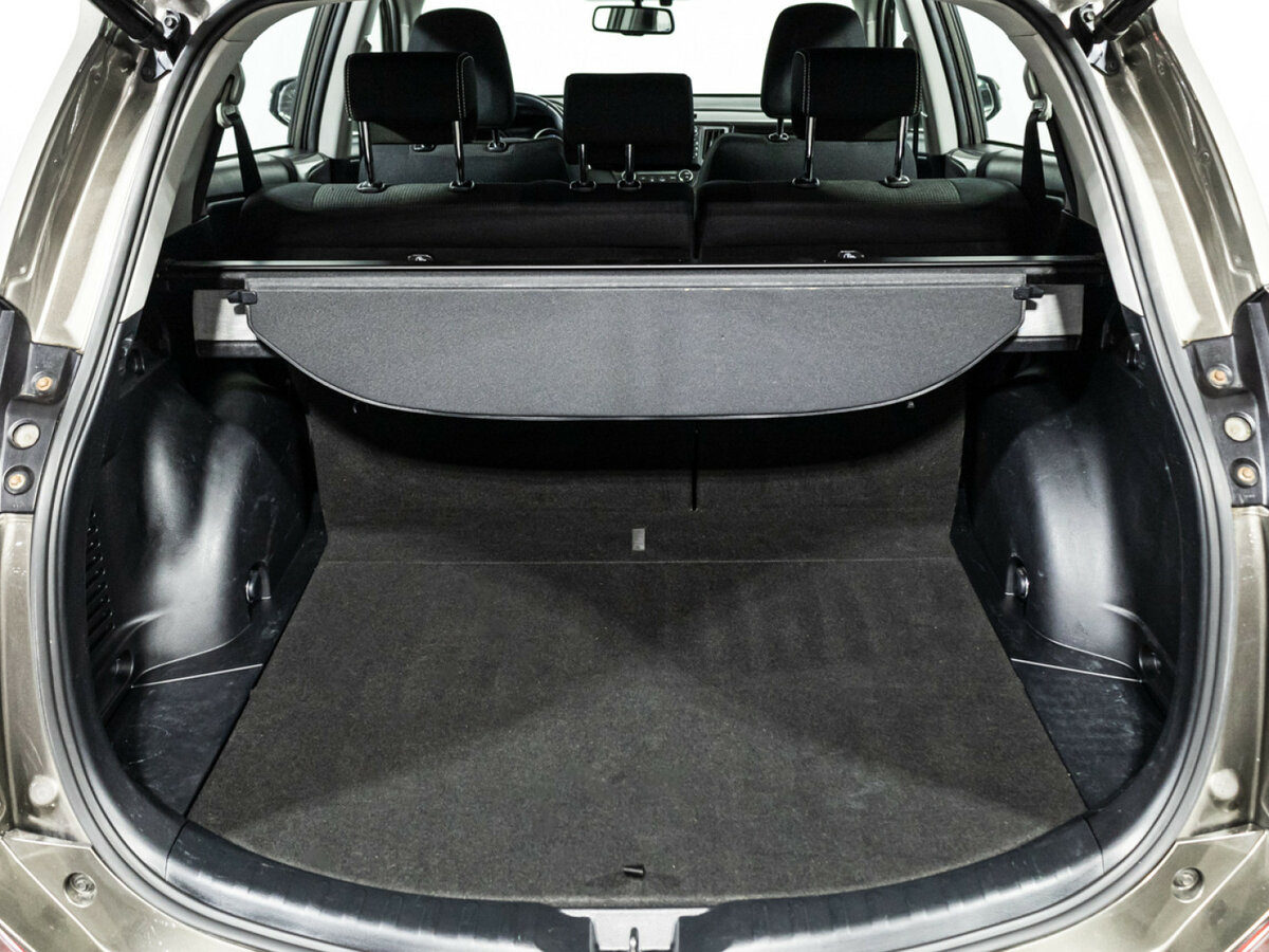 Toyota RAV4 с пробегом — 2017 год. Фото: #18