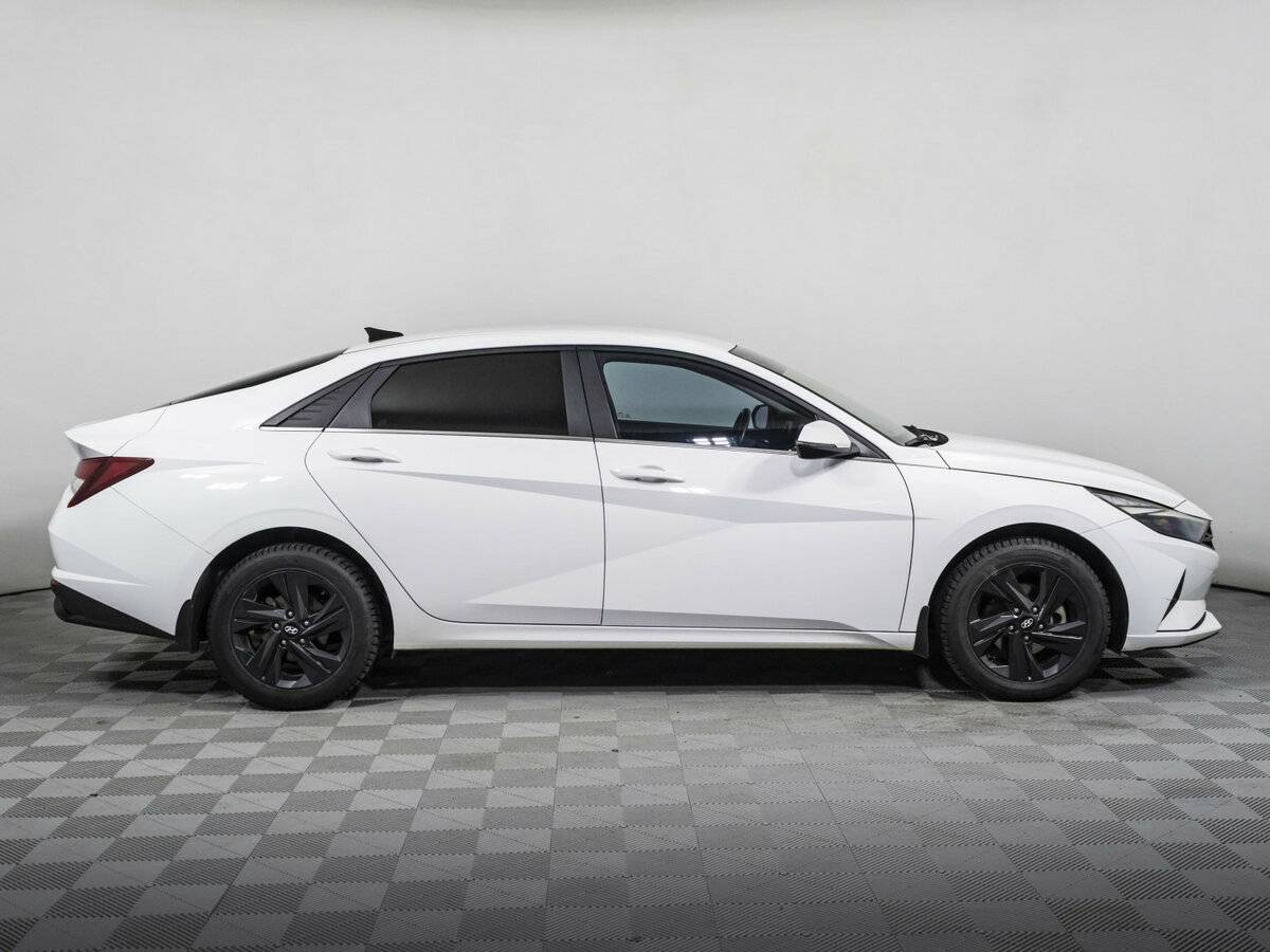 Hyundai Elantra с пробегом — 2021 год. Фото: #3