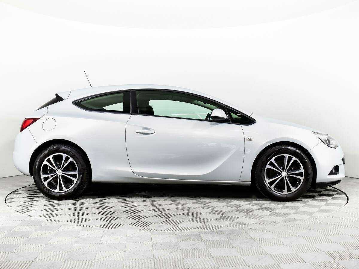 Opel Astra с пробегом — 2012 год. Фото: #3