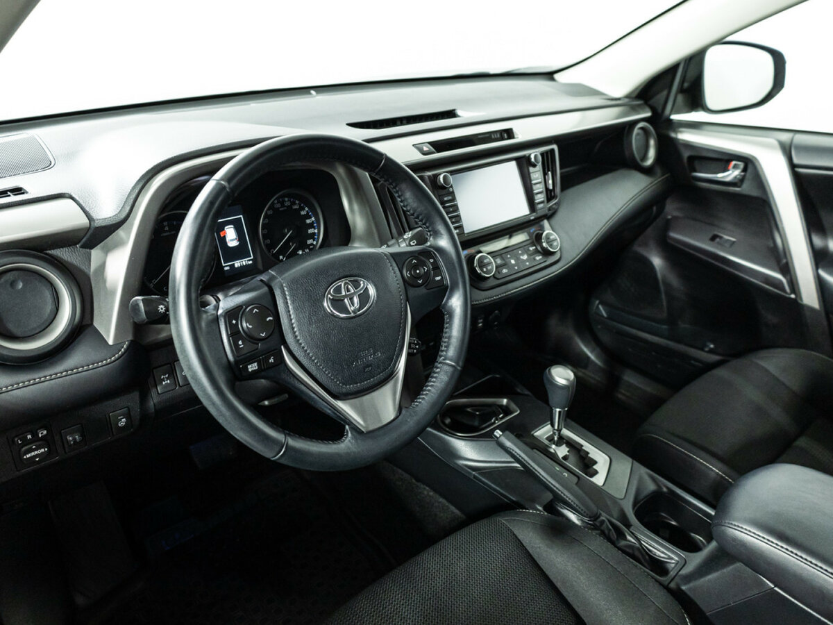 Toyota RAV4 с пробегом — 2017 год. Фото: #10